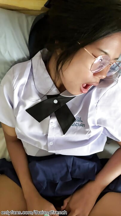 French tourist fuck a 18 years old Thai schoolgirl in uniform