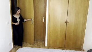 Los hermanos bud se turnan para follarse a su prima arabe Hiba Hakimi y la hacen doble penetracion